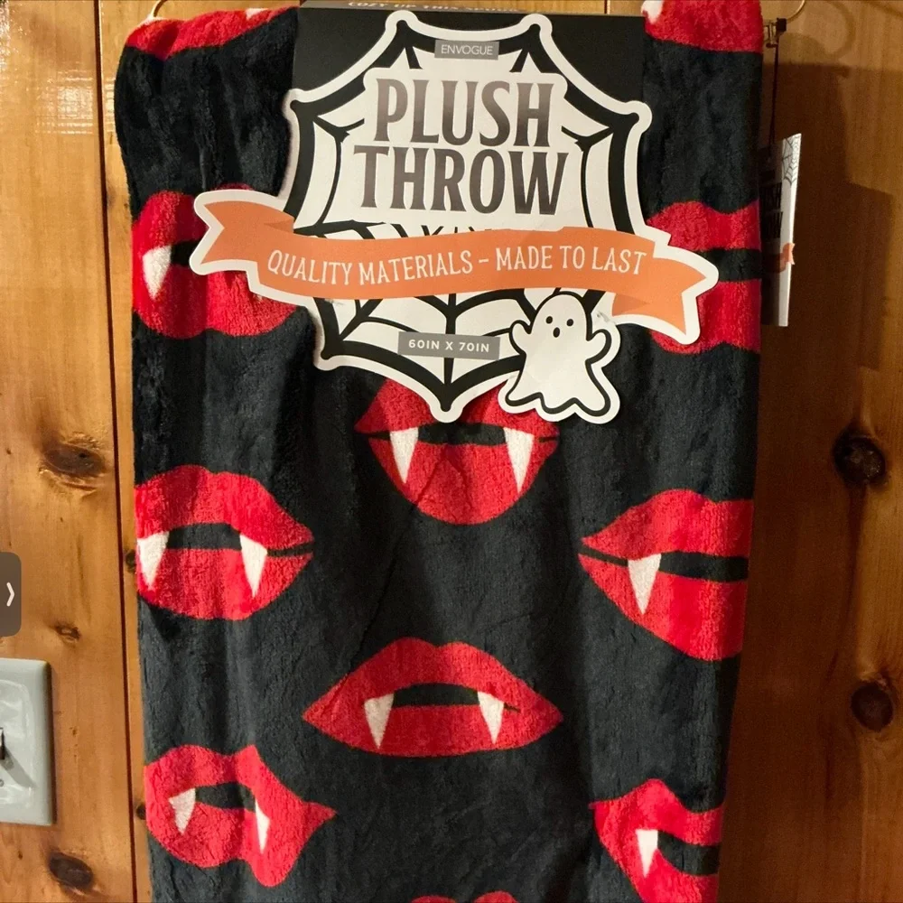 ENVOGUE Watercolor Vampire Lips Halloween Throw
